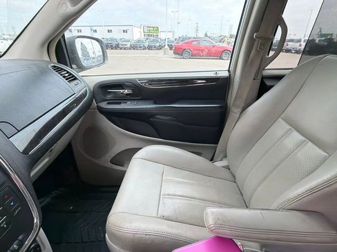 Used 2013 Chrysler Town & Country Touring-L w/ Entertainment Group #2 FWD image 15