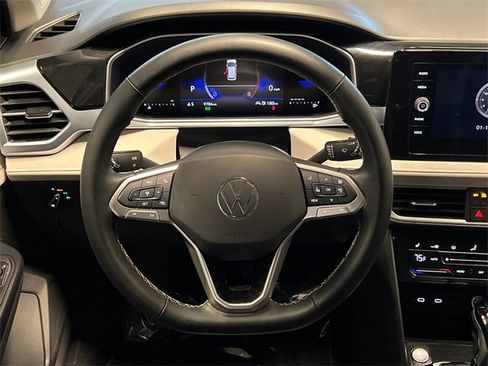 Certified 2025 Volkswagen Taos SE image 19