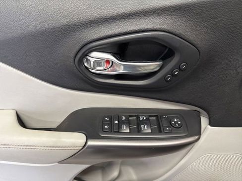 Used 2019 Jeep Cherokee Limited image 25