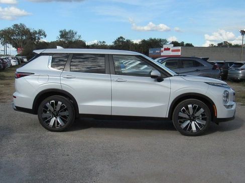 New 2026 Mitsubishi Outlander SE image 2