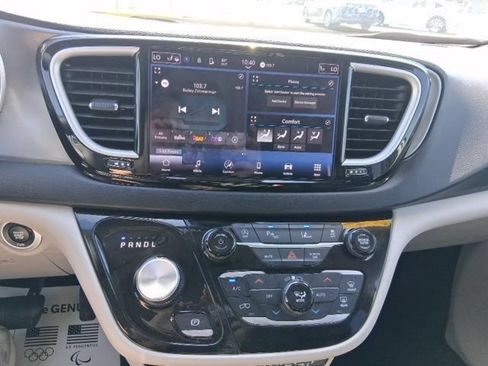 Used 2024 Chrysler Pacifica Touring-L FWD image 22