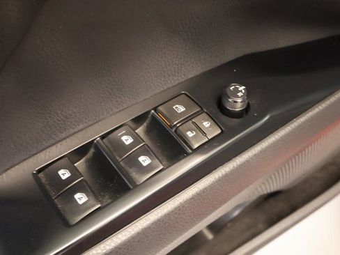 Used 2018 Toyota Camry XLE image 11