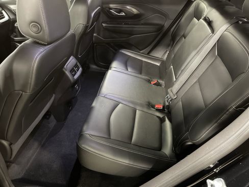 Used 2024 GMC Terrain SLT image 11