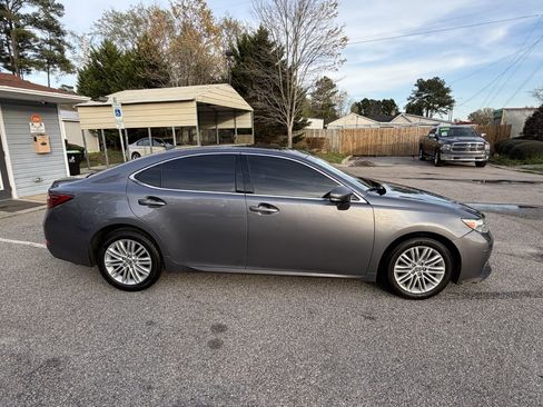 Used 2015 Lexus ES 350 w/ Luxury Package FWD image 4