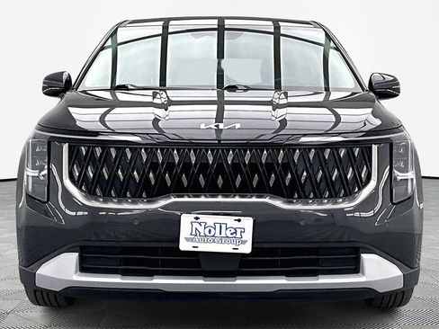 Used 2025 Kia Carnival image 3
