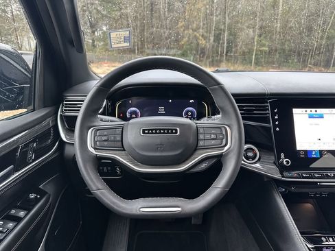 Used 2022 Jeep Wagoneer Series III w/ Rear Seat Video Group 1 image 25