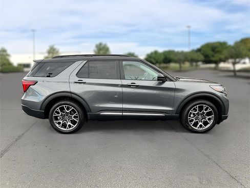 Used 2025 Ford Explorer Platinum w/ Ultimate Package image 7