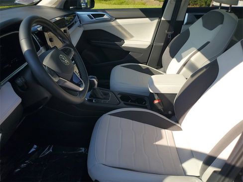 Certified 2025 Volkswagen Taos SE image 20