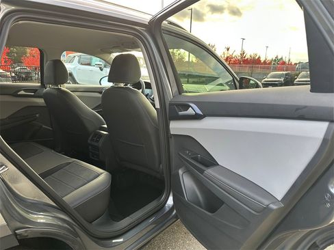 Used 2024 Volkswagen Taos SE image 13