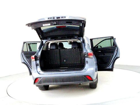 Certified 2021 Toyota Highlander XLE image 11