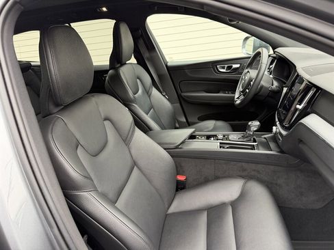 Used 2020 Volvo XC60 T5 Momentum image 29
