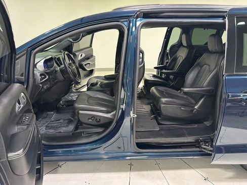 Used 2021 Chrysler Pacifica Touring-L w/ S Appearance Package FWD image 10