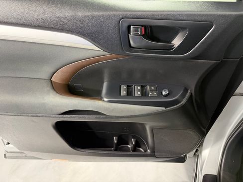 Used 2018 Toyota Highlander LE FWD image 9