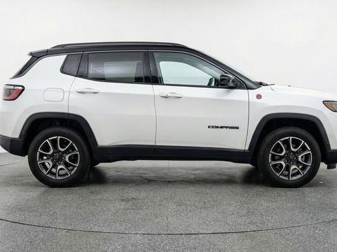 Used 2025 Jeep Compass Trailhawk AWD/4WD image 11