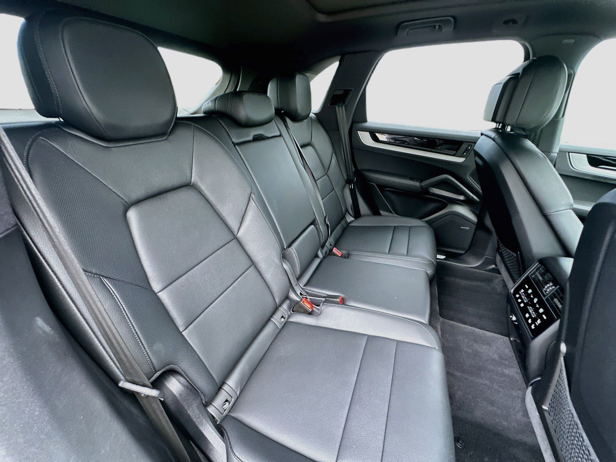 Used 2025 Porsche Cayenne AWD/4WD image 32