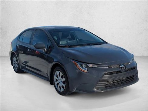 Used 2025 Toyota Corolla LE FWD image 4