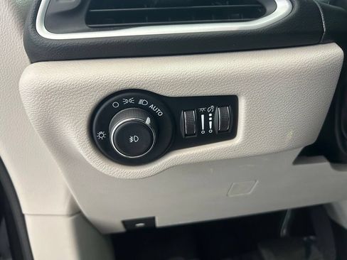 Used 2024 Chrysler Pacifica Touring-L FWD image 40