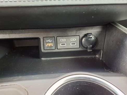 Used 2023 Toyota Highlander XLE FWD image 17