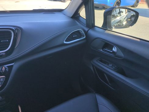 Certified 2025 Chrysler Pacifica Select image 16