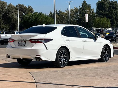 Used 2021 Toyota Camry SE FWD image 4