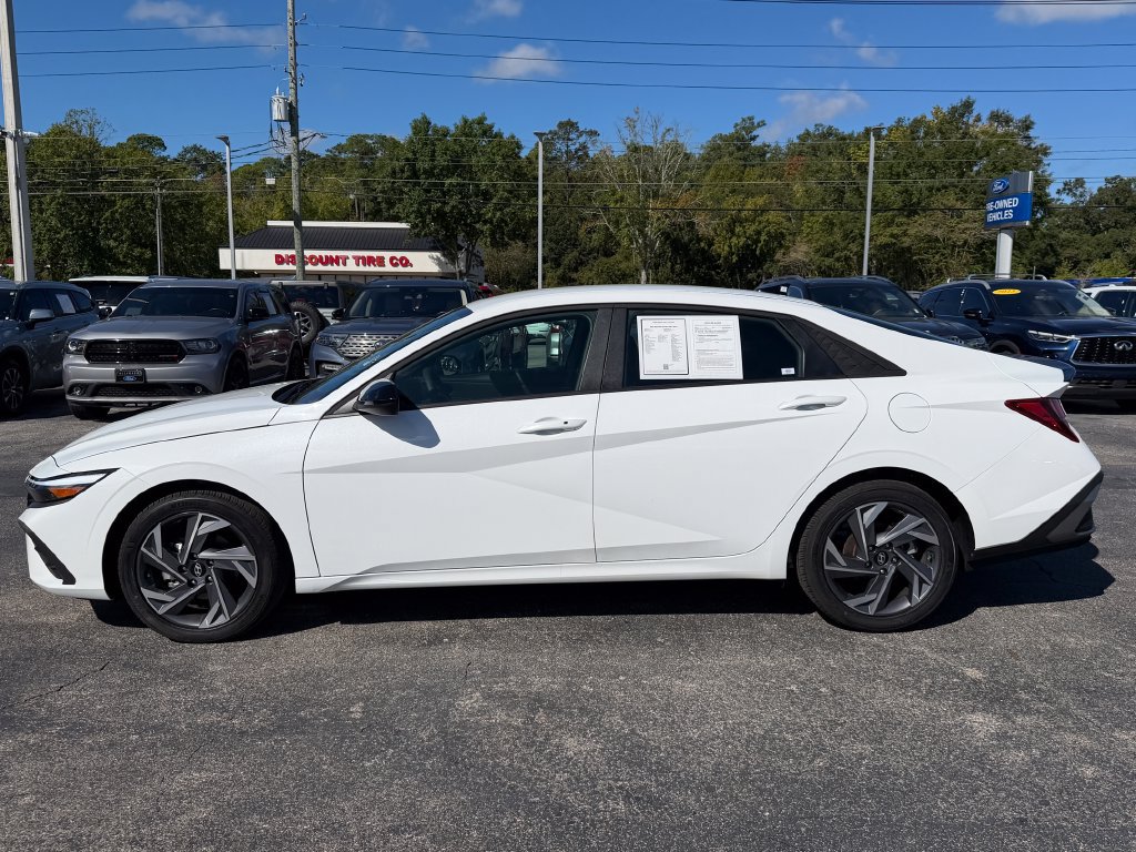 Used 2025 Hyundai Elantra Sport FWD image 2