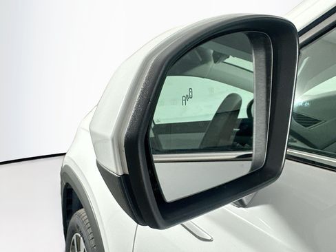 Used 2024 Volkswagen Taos SE w/ Panoramic Sunroof Package FWD image 16