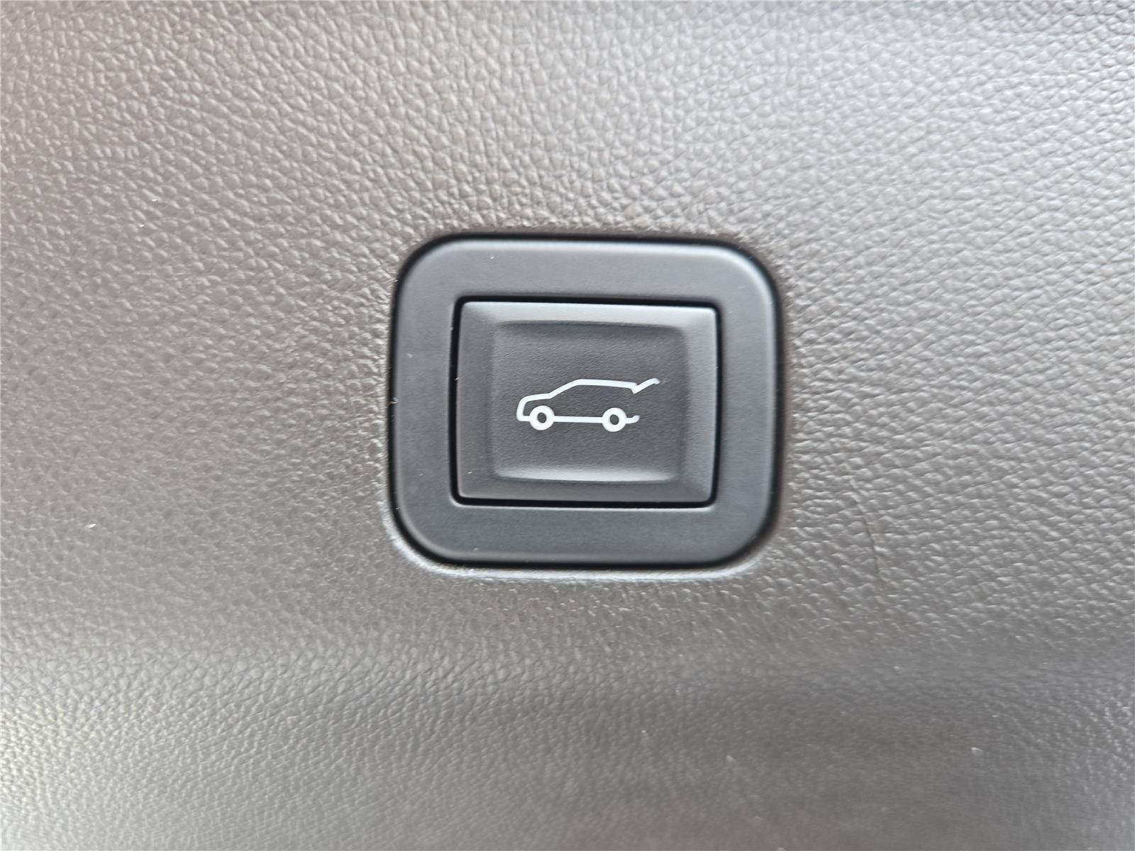 Used 2024 Cadillac Escalade ESV Sport w/ LPO, ONYX Package AWD/4WD image 10
