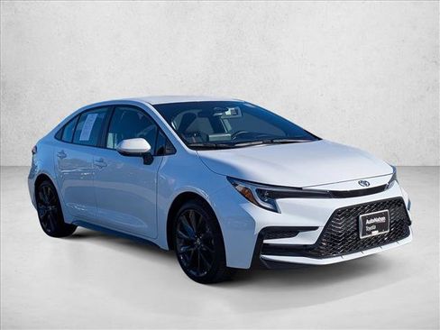 Certified 2025 Toyota Corolla SE image 3