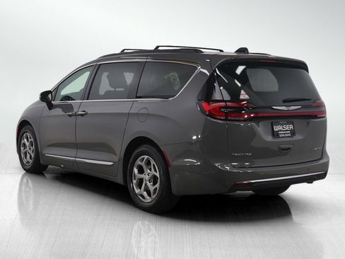 Used 2023 Chrysler Pacifica Limited image 3