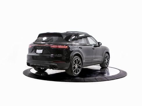 Certified 2023 Porsche Cayenne Platinum Edition image 7