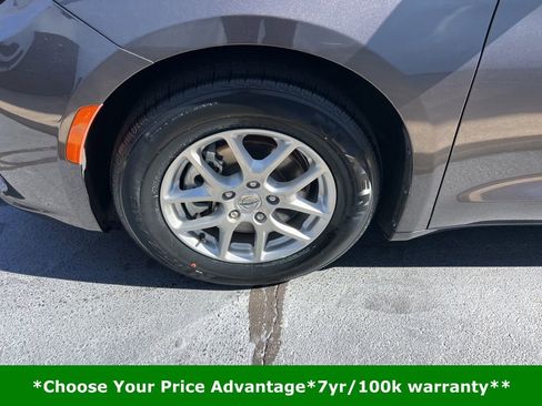 Certified 2023 Chrysler Pacifica Touring-L image 8