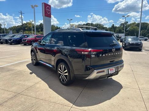 Used 2024 Nissan Pathfinder Platinum FWD image 5