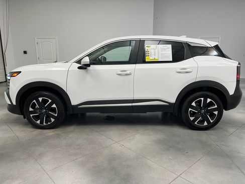 Used 2025 Nissan Kicks SV AWD/4WD image 5