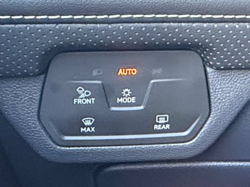 Used 2025 Volkswagen Atlas Cross Sport SE AWD/4WD image 33