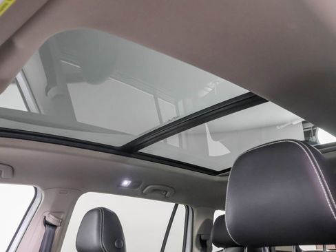 Used 2023 Volkswagen Atlas SE w/ Panoramic Sunroof Package image 11