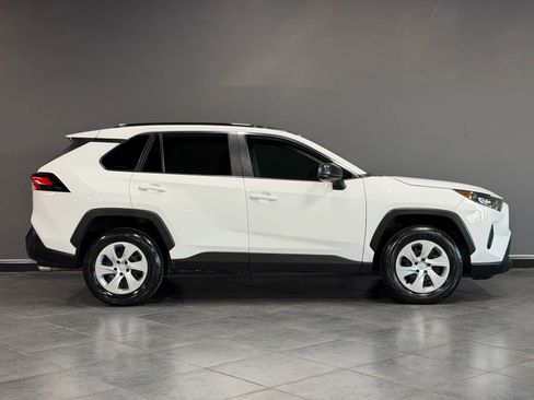 Used 2019 Toyota RAV4 LE FWD image 4