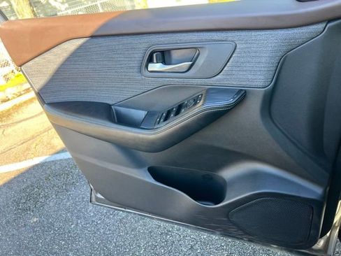 Used 2023 Nissan Rogue SV image 19