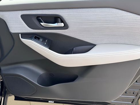 Used 2023 Nissan Rogue SV image 25