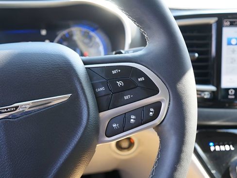 Used 2024 Chrysler Pacifica Touring-L FWD image 21