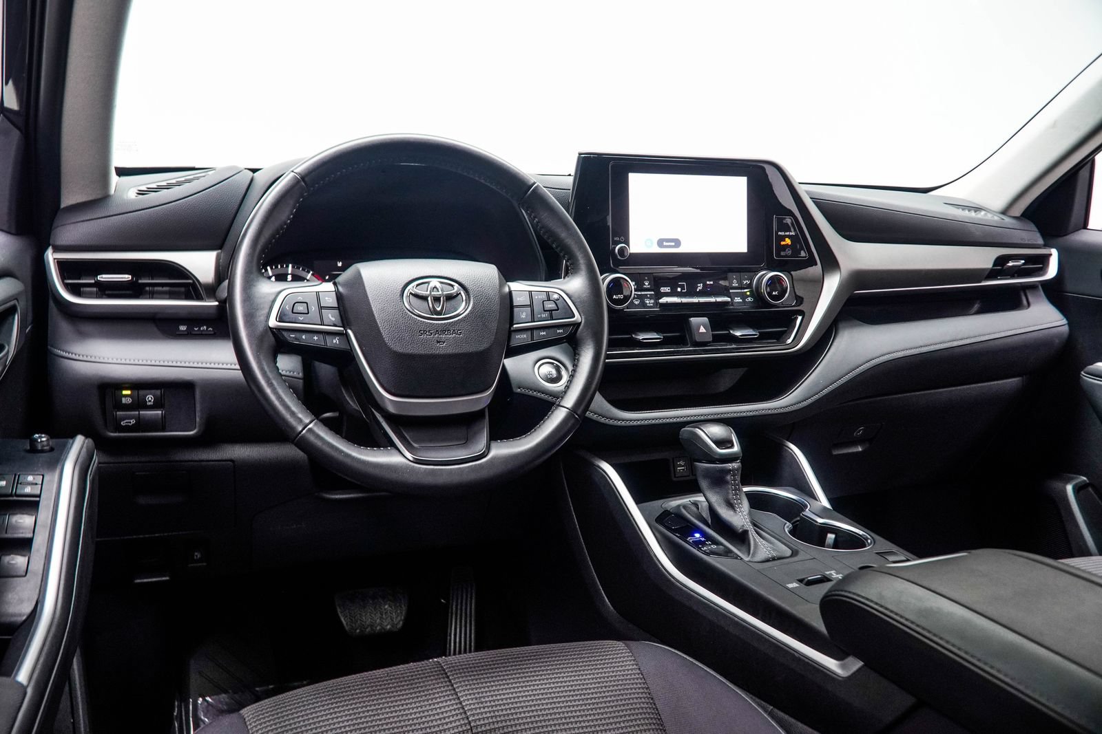 Used 2025 Toyota Highlander LE FWD image 18