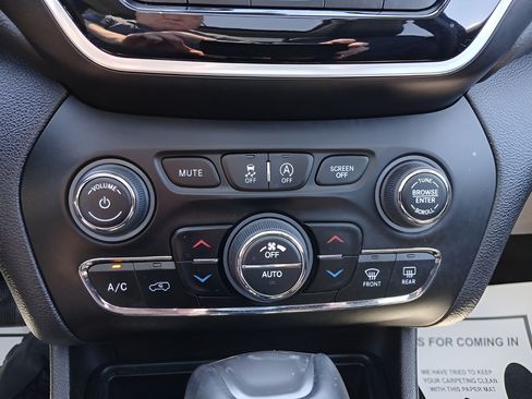 Used 2021 Jeep Cherokee Limited AWD/4WD image 16