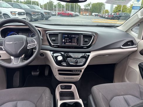 Used 2023 Chrysler Voyager LX FWD image 19
