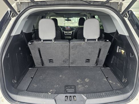 Used 2022 Ford Explorer XLT w/ Equipment Group 202A image 5