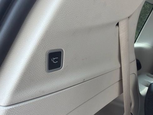 Used 2024 Chrysler Pacifica Touring-L FWD image 13