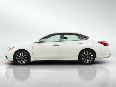 Used 2016 Nissan Altima 2.5 SV w/ Convenience Package FWD image 2