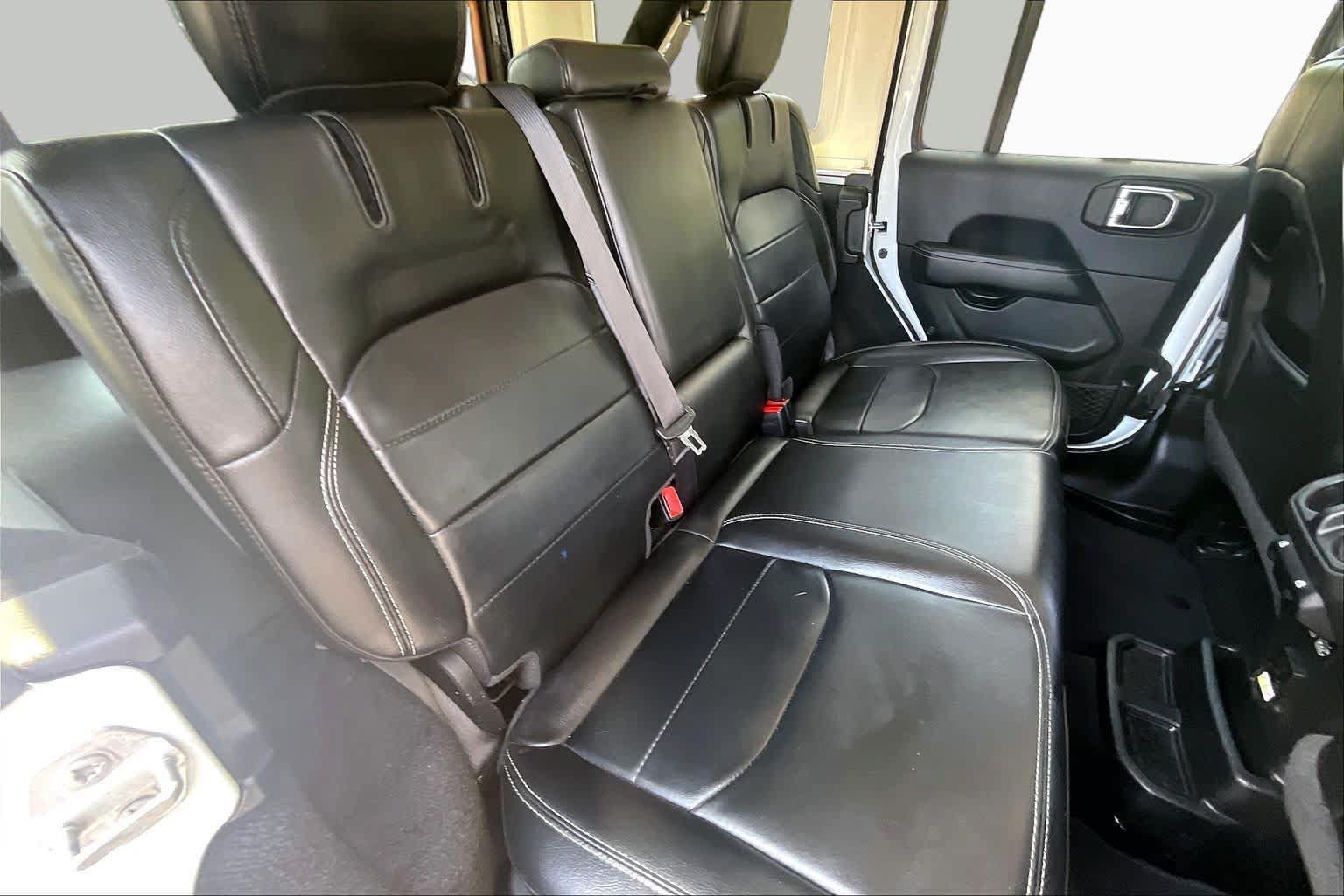 Used 2023 Jeep Wrangler Unlimited Sahara AWD/4WD image 31