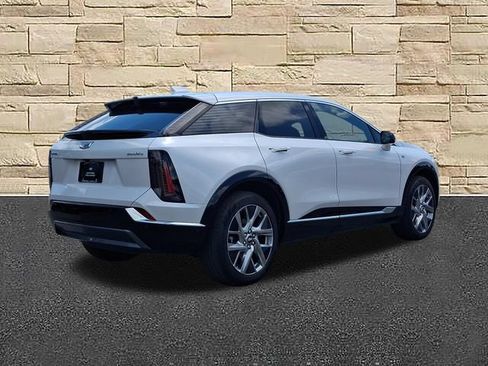 Certified 2025 Cadillac Optiq Luxury 2 w/ LPO, Floor Liner Package AWD/4WD image 4