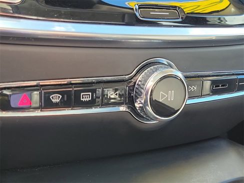 Used 2022 Volvo S60 B5 Momentum image 28