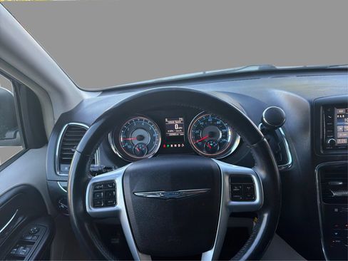 Used 2013 Chrysler Town & Country Touring FWD image 20