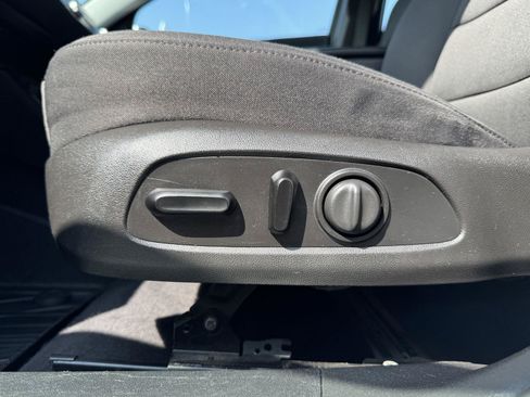 Used 2017 Chevrolet Malibu LT FWD image 15